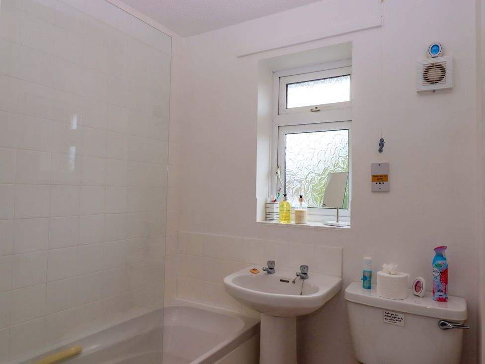 A bathroom with a bathtub, sink, and toilet at Hedgehogs in Barnstaple