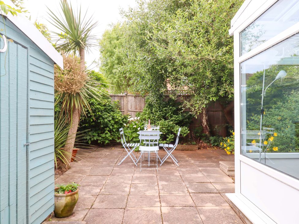 A garden with a table and chairs at Hedgehogs in Barnstaple