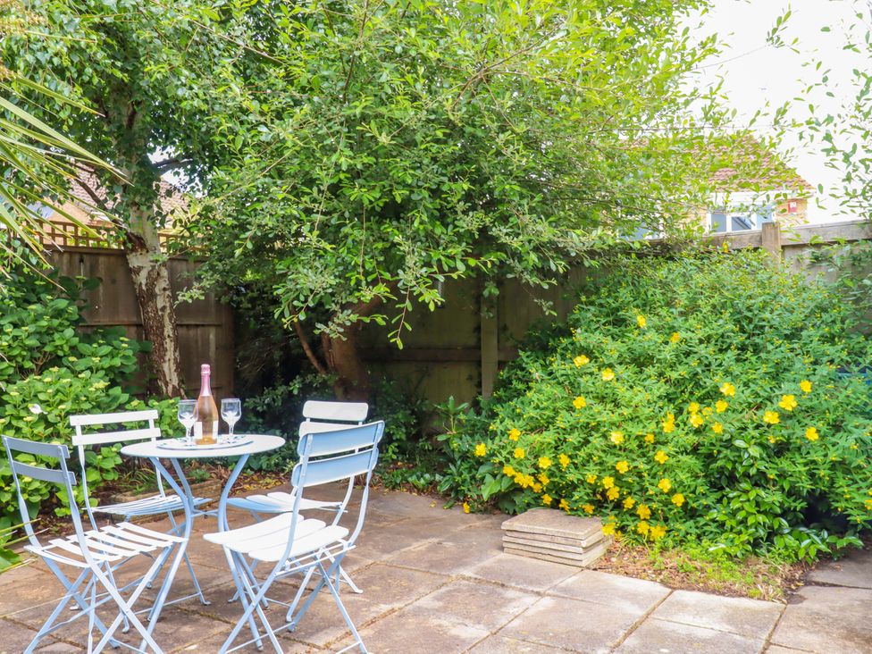 A garden with a table and chairs at Hedgehogs in Barnstaple