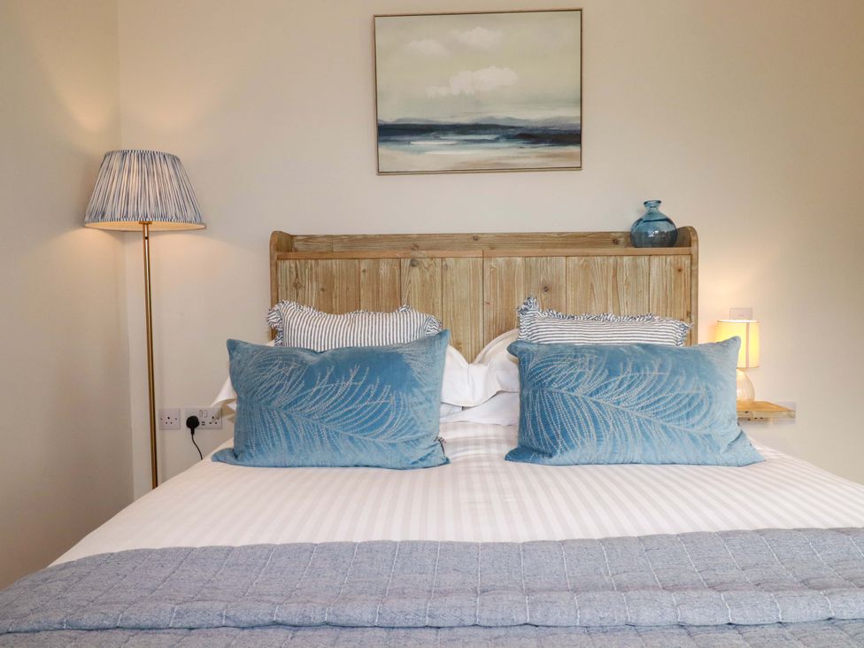 A bedroom with a bed and lamps at 8 Karn Havos St. Eval near Mawgan Porth