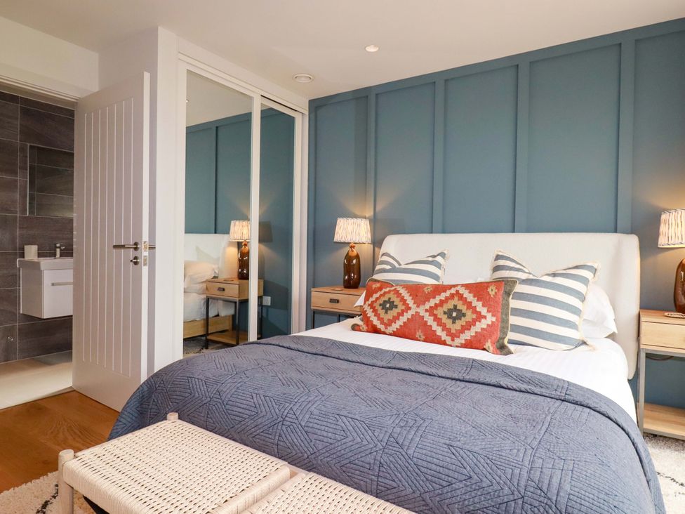 A bedroom with a bed and lamps at 8 Karn Havos St. Eval near Mawgan Porth