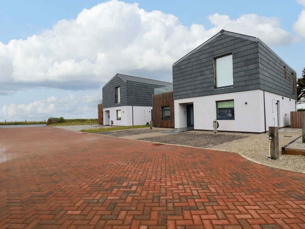 Two modern houses with a driveway at 8 Karn Havos St. Eval near Mawgan Porth