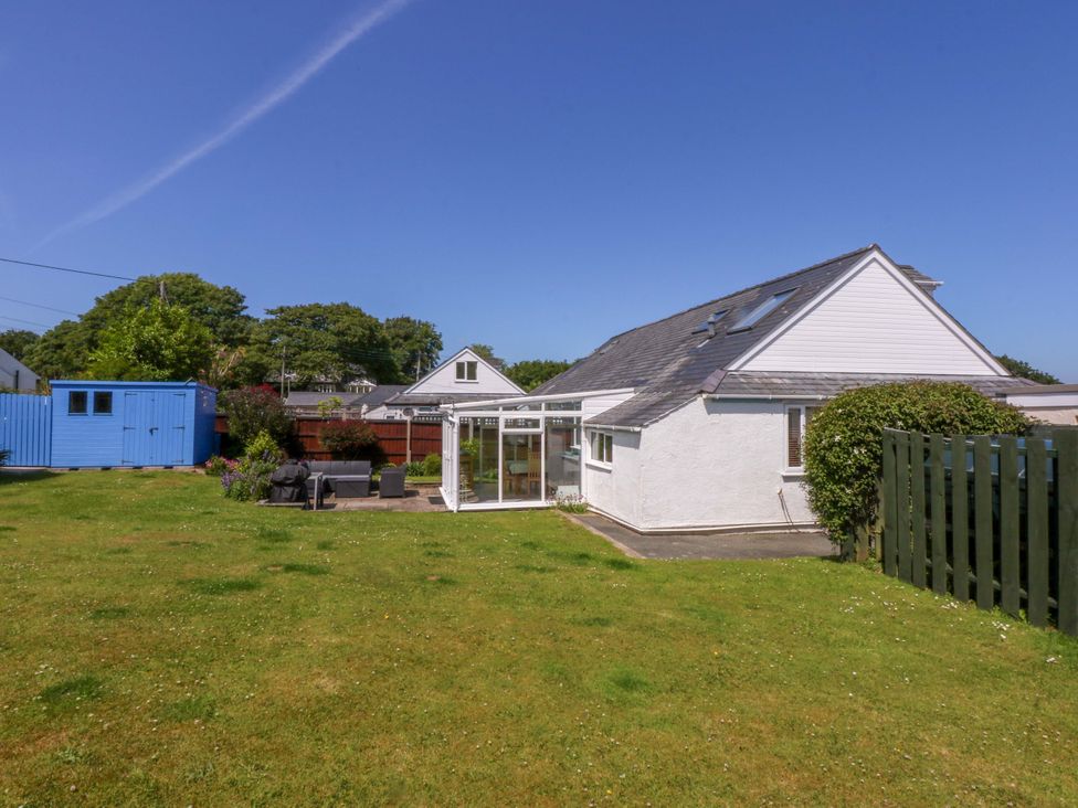 A house with a garden and shed at Swn Y Don
