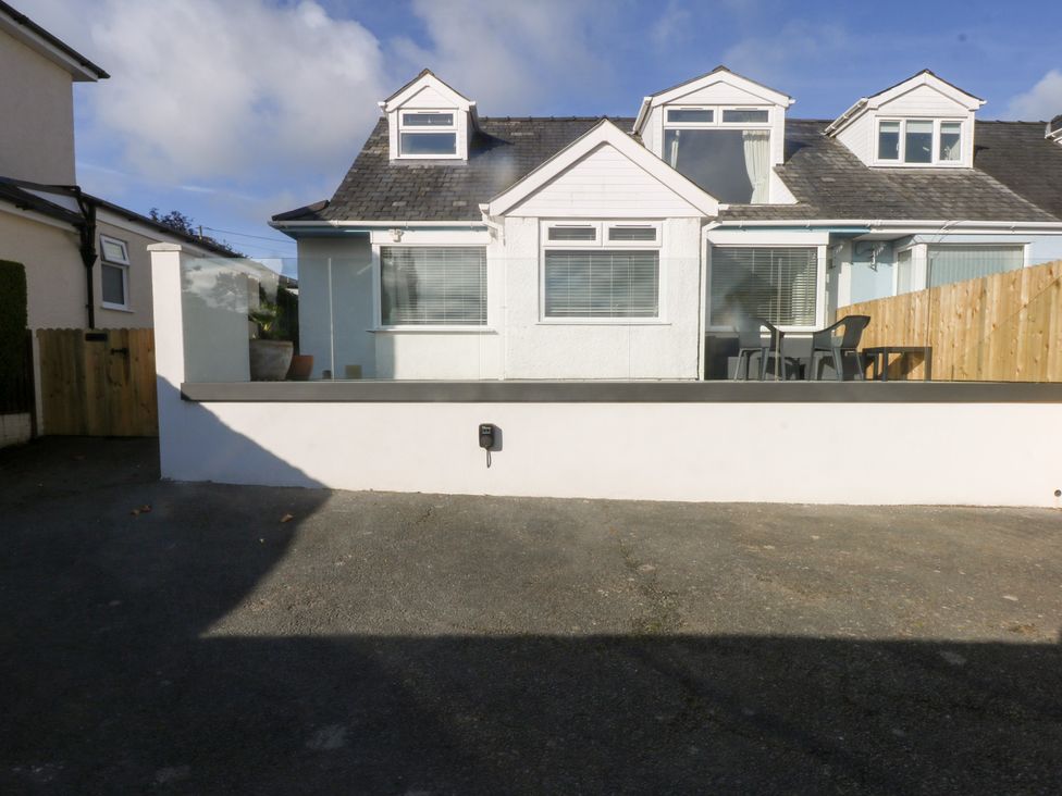 A house with patio area and chairs at Swn Y Don Llanbedrog