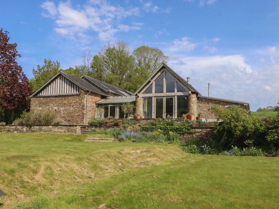 A house with garden and trees at Lower Velwell Barn Totnes