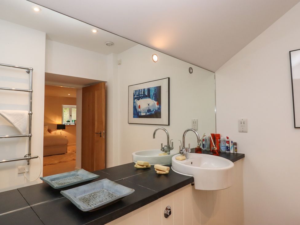 A bathroom with sinks and mirror at Lower Velwell Barn, Totnes