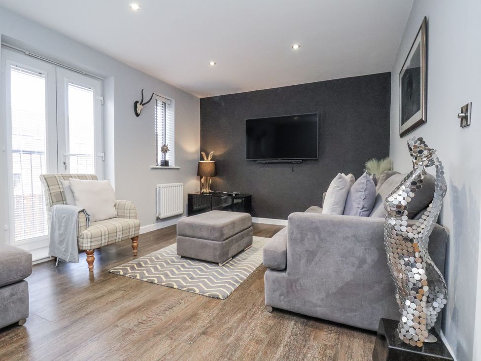 A living room with a sofa and a television at Pearl Stone House in Whitby