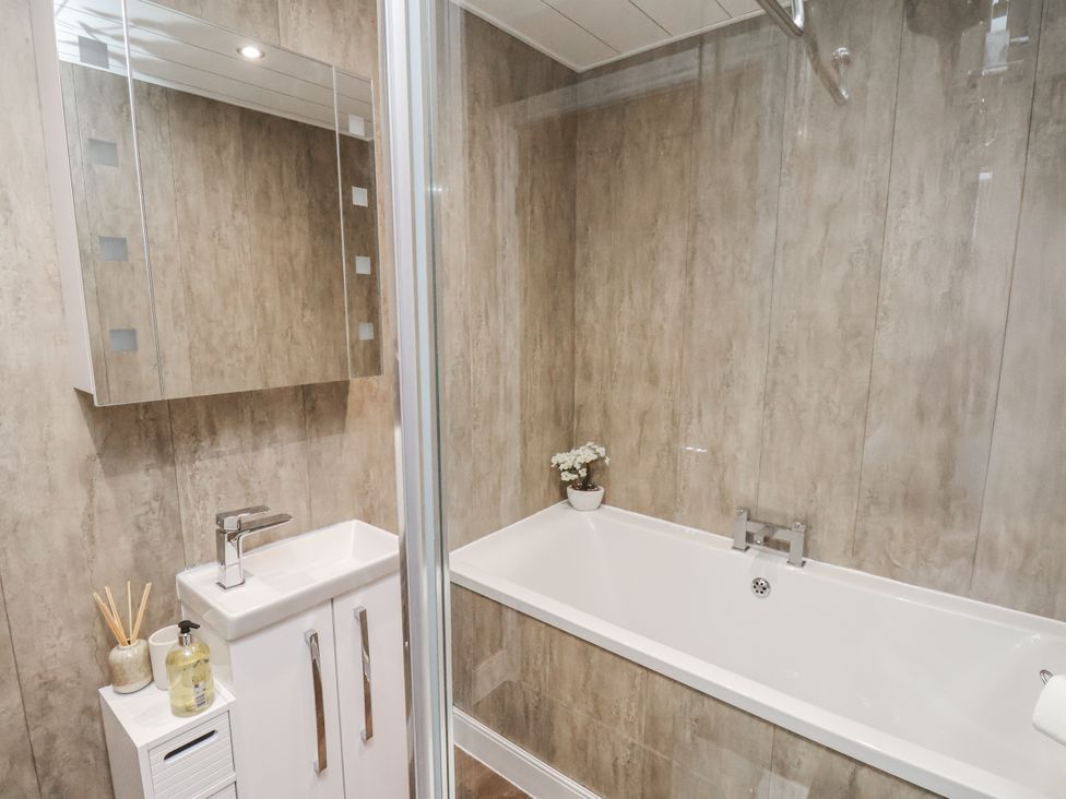 A bathroom featuring a bathtub and sink at Pearl Stone House in Whitby
