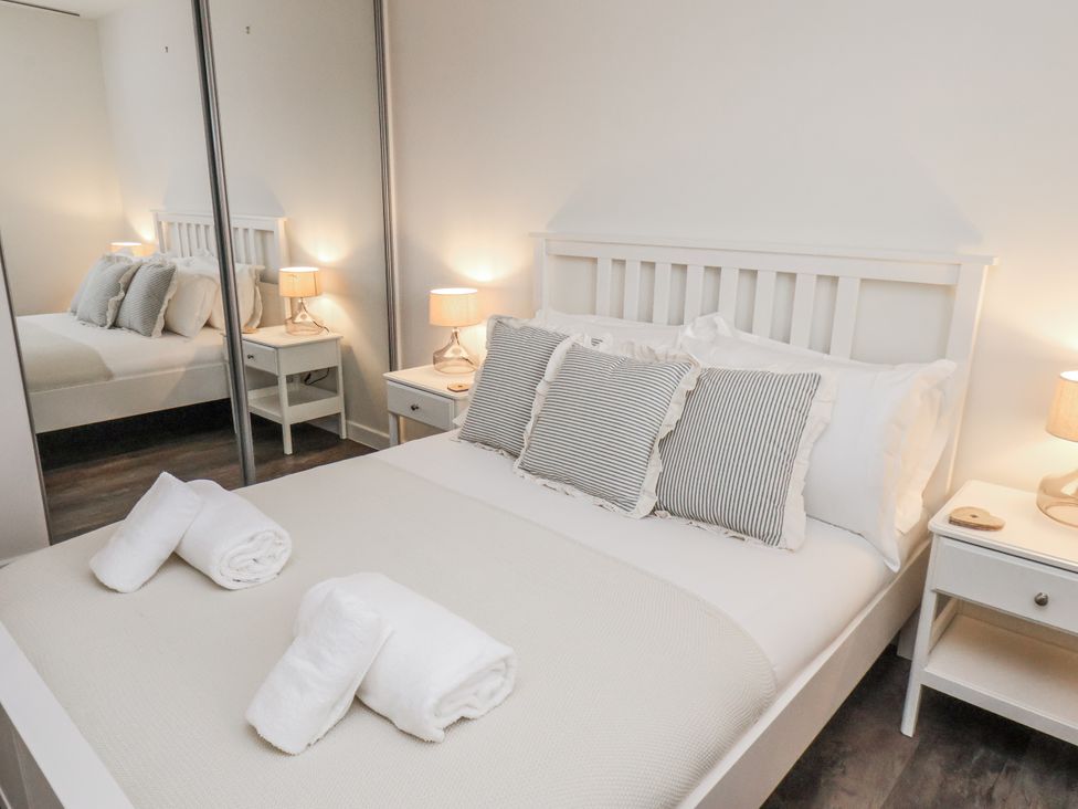 A bedroom with a bed and lamps on either side at Pearl Stone House in Whitby