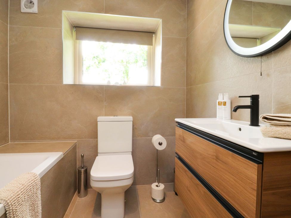 A bathroom with a sink, toilet, and bathtub at Heron View