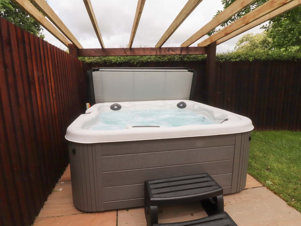 A hot tub with steps in an outdoor area at Heron View