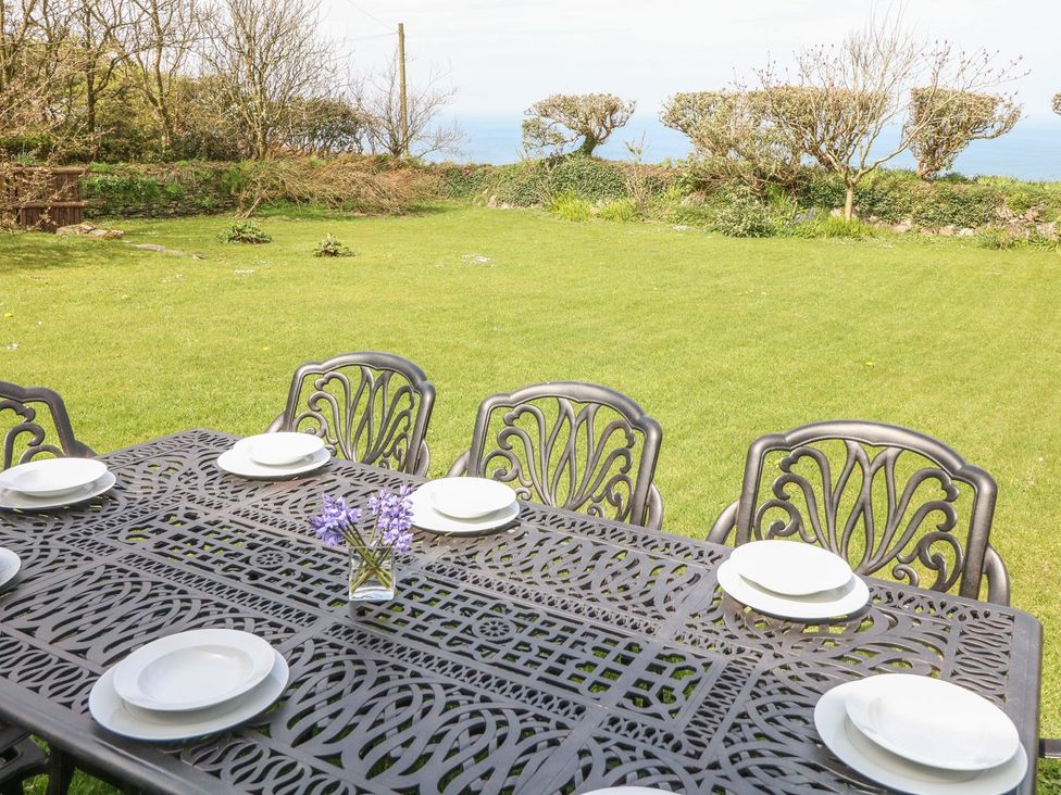 A garden with a table set for dining at Tremorla in Boscastle