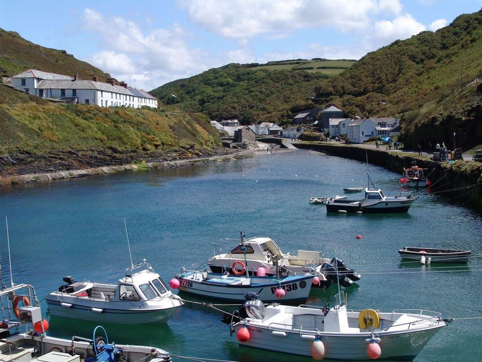 A harbor with boats and houses at Tremorla in Boscastle