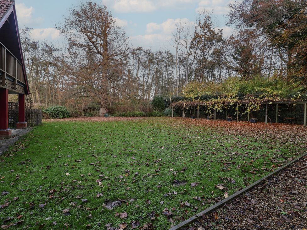 A garden with grass and trees at The Anchorage 