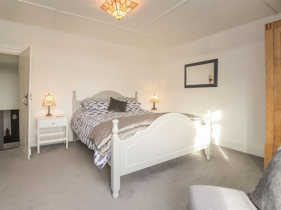 A bedroom with a bed and bedside tables at 3 Seaview Cottages in Normans Bay near Bexhill-on-Sea