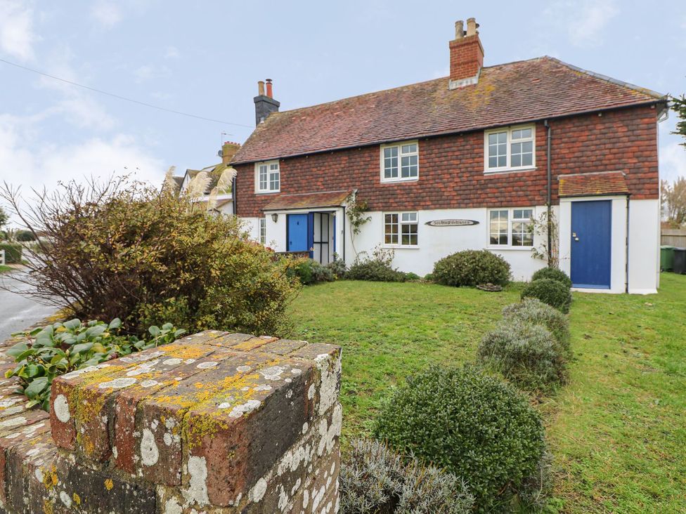 A house with blue doors and windows at 3 Seaview Cottages Normans Bay near Bexhill-on-Sea