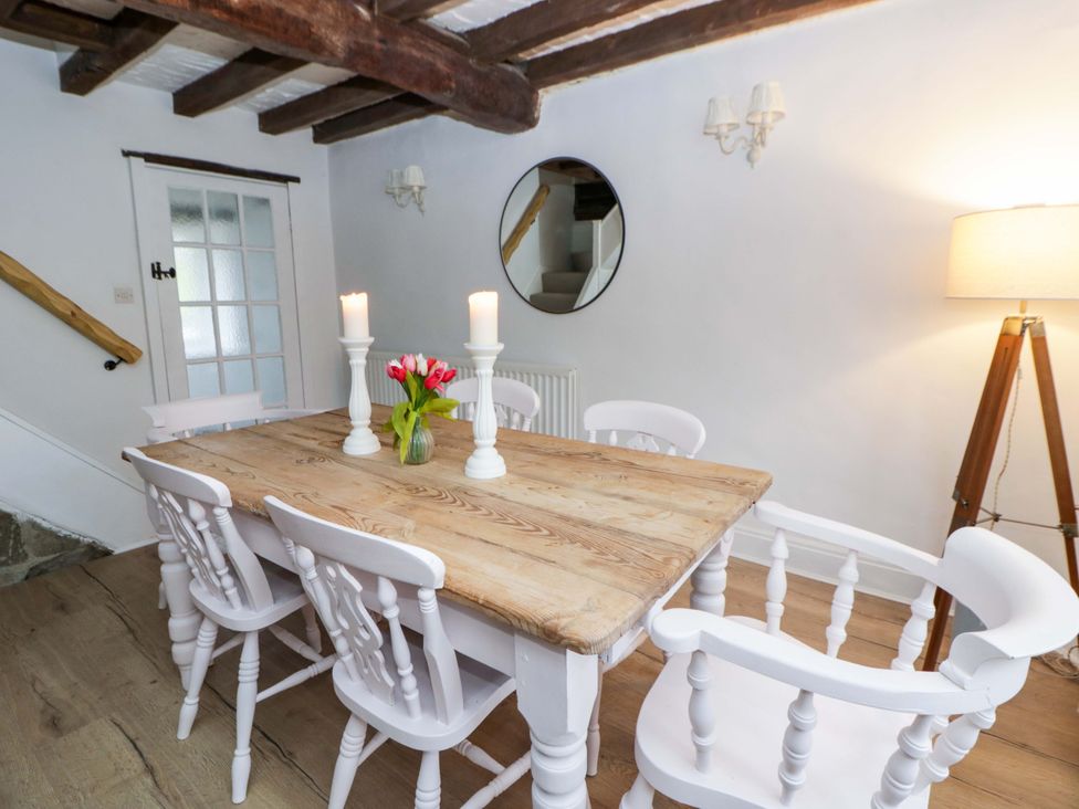 A dining room with a table and chairs at The Old Shop in Builth Wells