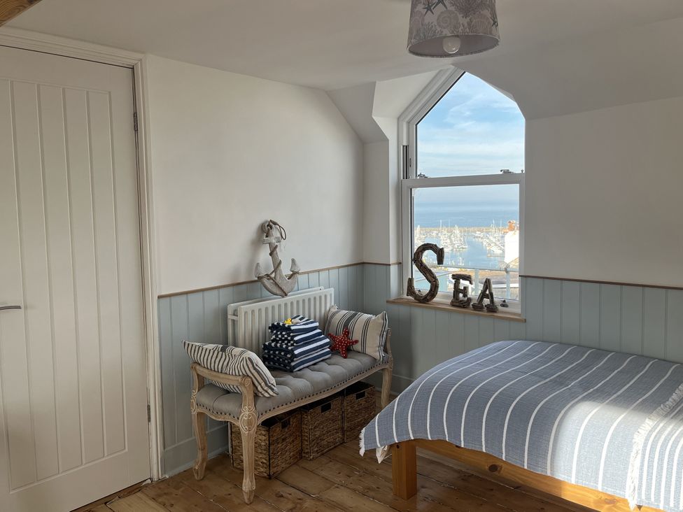 A bedroom with a bed and a bench at 21 Station Hill