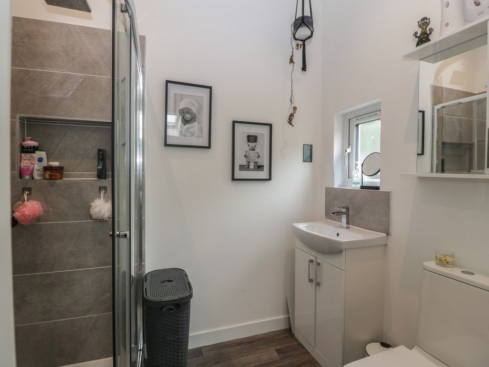 A bathroom with a shower, toilet, and sink at The Annex in 