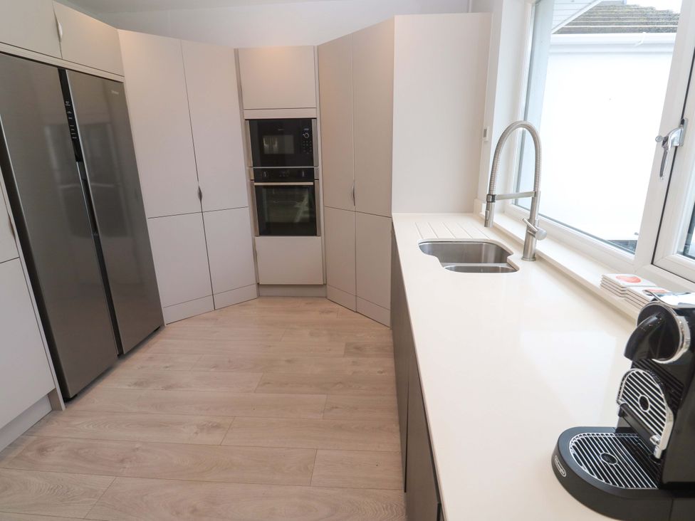 A kitchen with appliances and cabinetry at Byron’s Retreat in Crantock