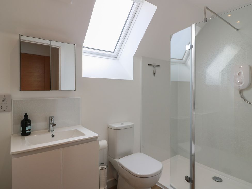 A bathroom with a sink, shower, and toilet at Lazy Bulldog