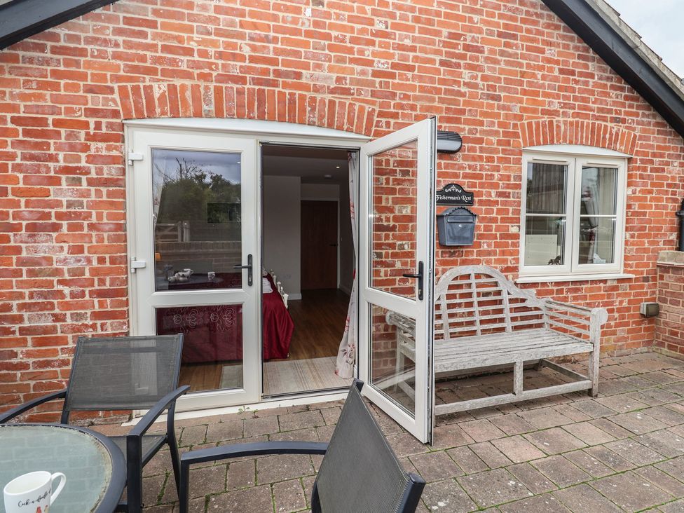 An outdoor area with a bench and a table at Fisherman's Rest in Ipswich