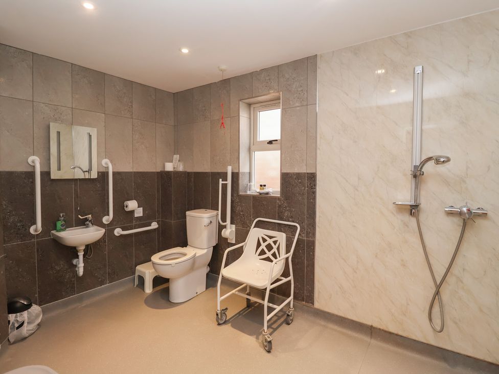 A bathroom with a shower, toilet, and sink at Fisherman's Rest in Ipswich