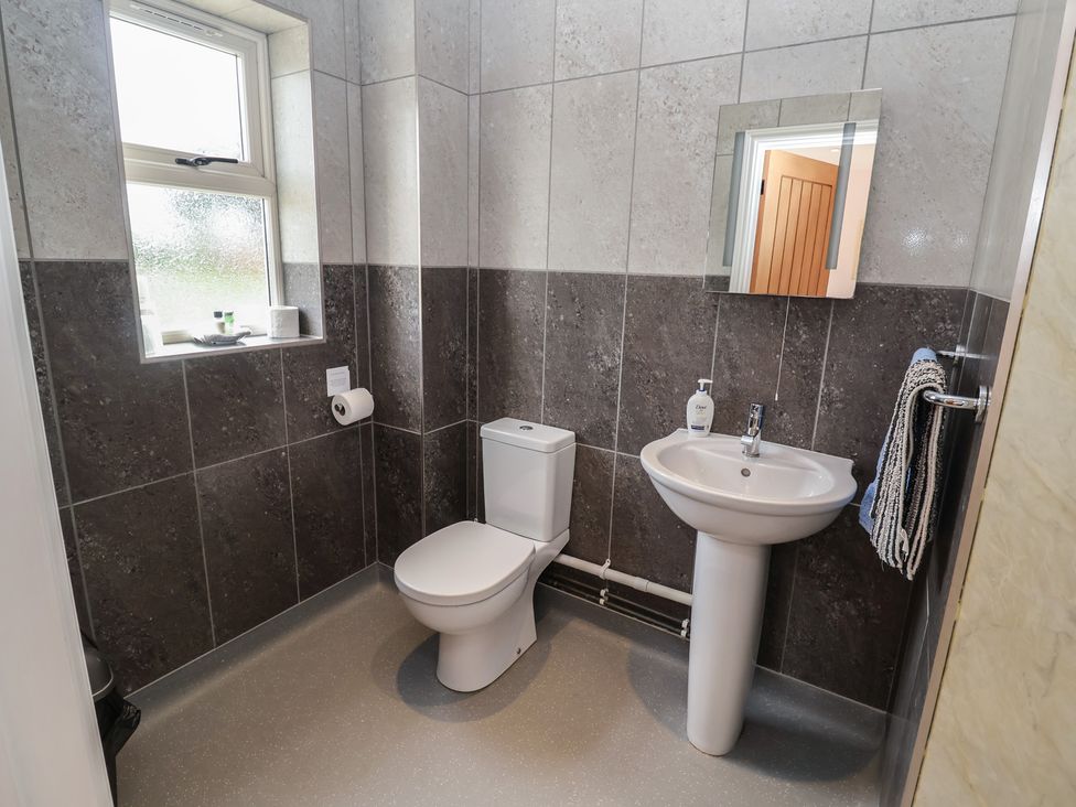 A bathroom with a toilet and wash basin at Fisherman's Rest in Ipswich