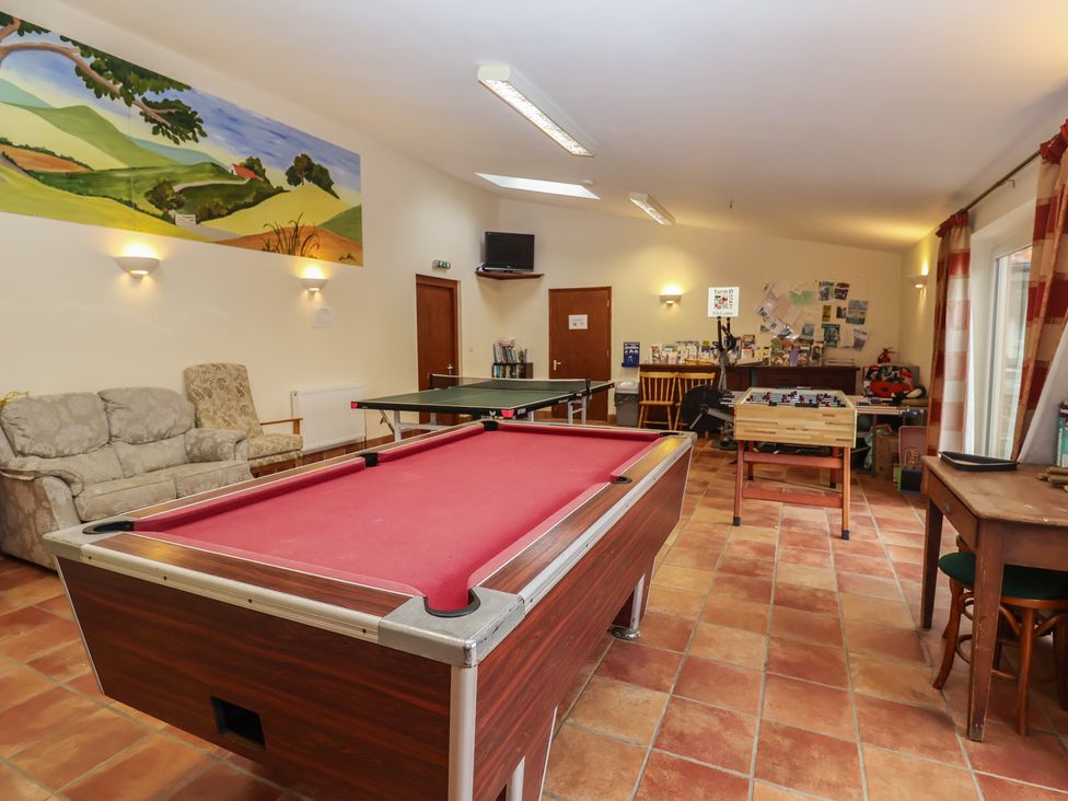 A recreation room with a pool table and sofa at Fisherman's Rest in Ipswich