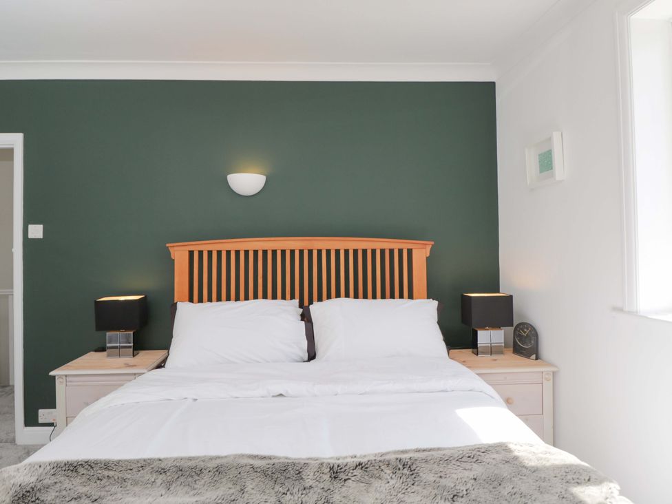 A bedroom with a bed and bedside tables at 6 Newbridge Gardens Bath