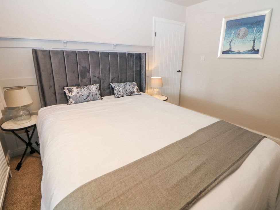 A bedroom with a bed and lamps at 37 Berry Hill Lane in Mansfield