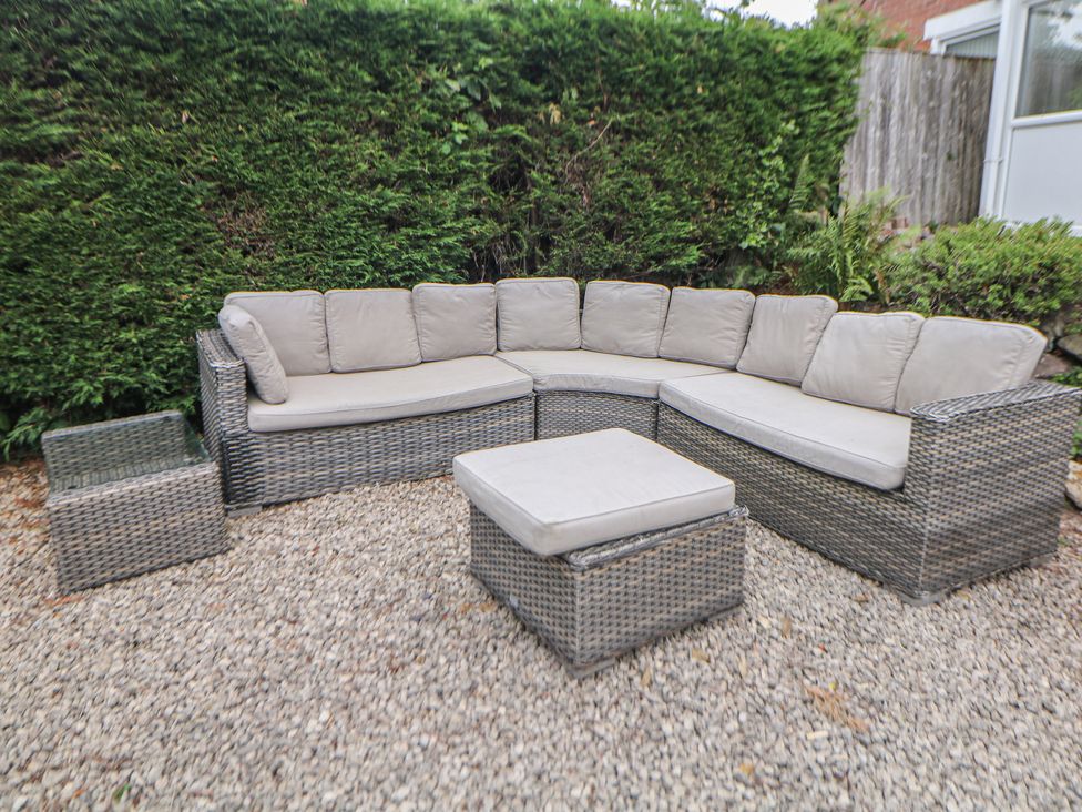 A garden with outdoor sofa and coffee table at 37 Berry Hill Lane, Mansfield