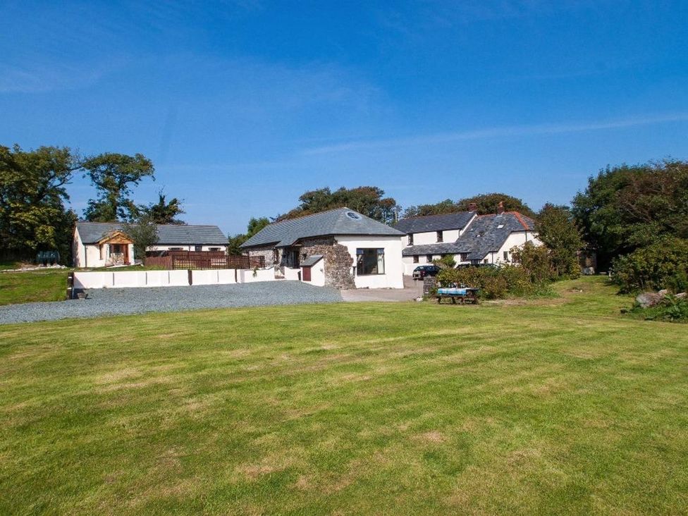 A house with garden and gravel area at Billy's Barn in Bradworthy