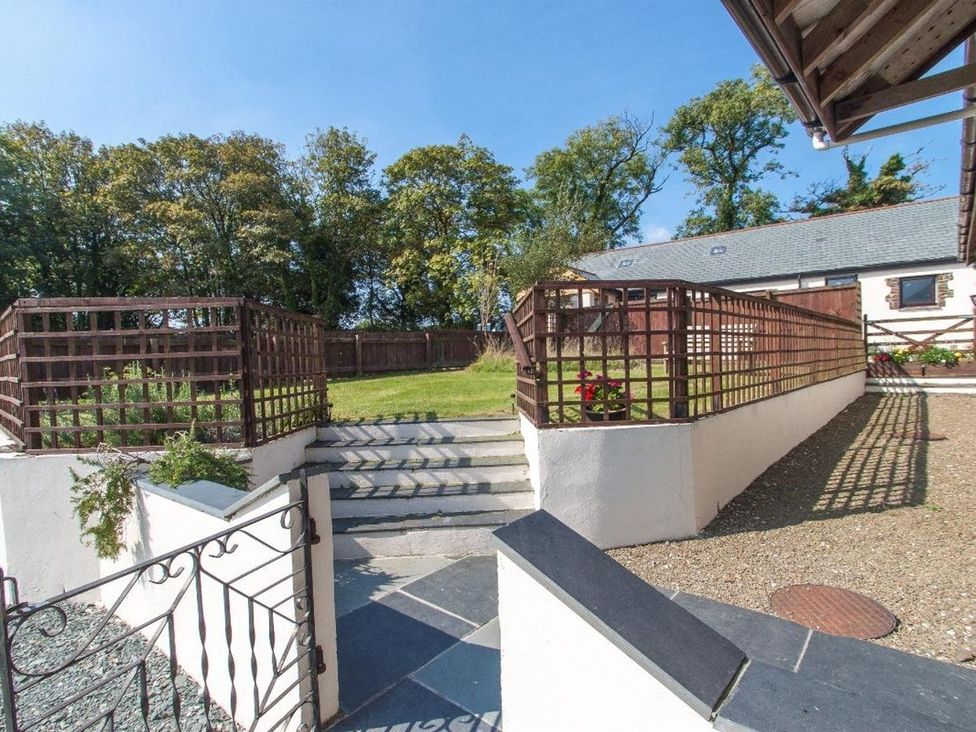 A garden with steps and a fence at Billy's Barn in Bradworthy