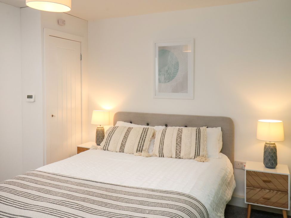 A bedroom with a bed and bedside lamps at Apartment 4 ( 1 bed ) Redcar