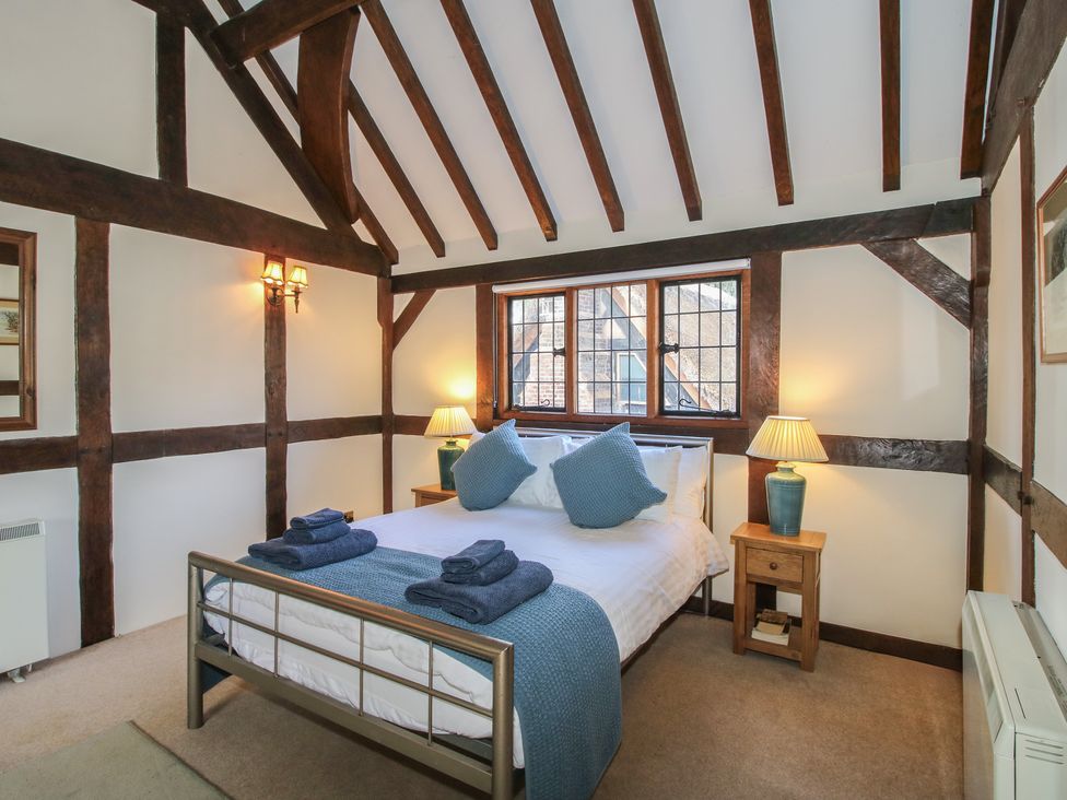 A bedroom with a bed and lamps at The Coach House in Little Stretton