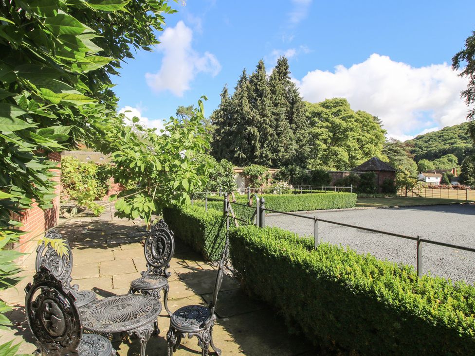 A garden with seating area and greenery at The Coach House in Little Stretton