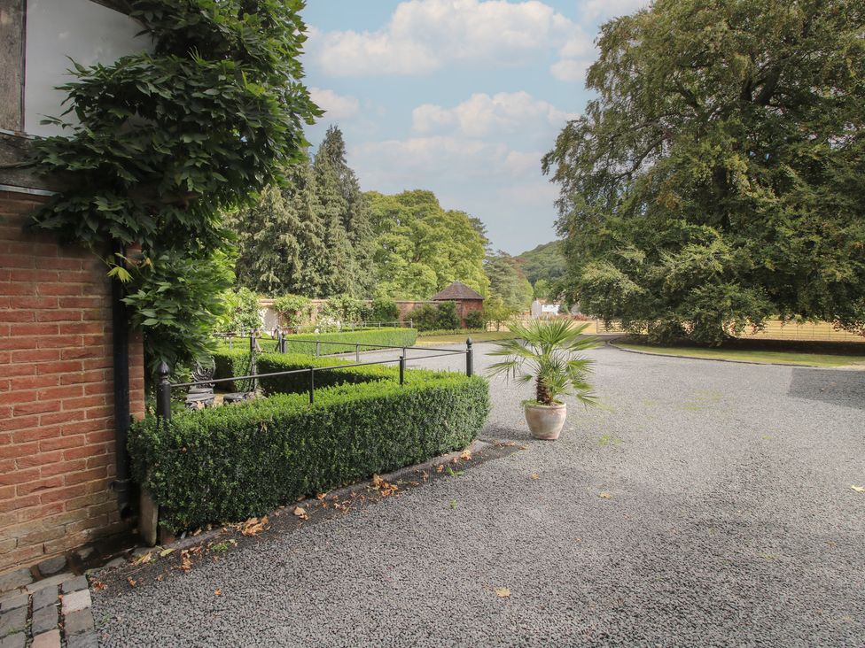 A garden space with gravel driveway and hedges at The Coach House in Little Stretton