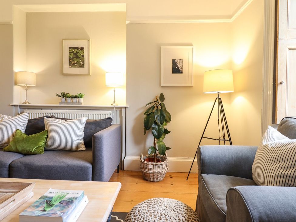 A living room with a couch and lamps at Bwthyn Morse in Llanfair