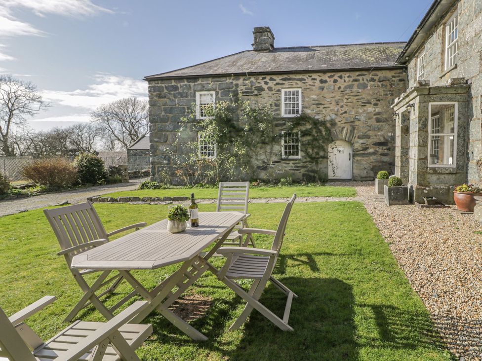 A garden area with a table and chairs at Bwthyn Morse in Llanfair
