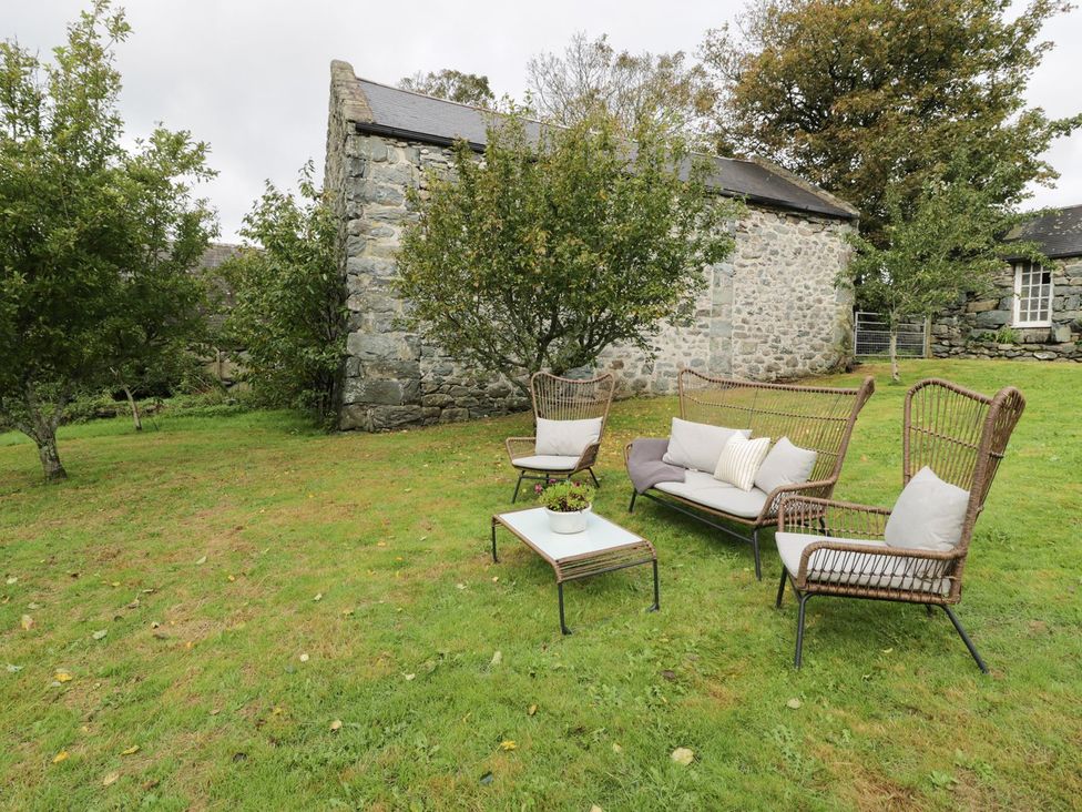 A garden with seating area at Bwthyn Canol in Llanfair