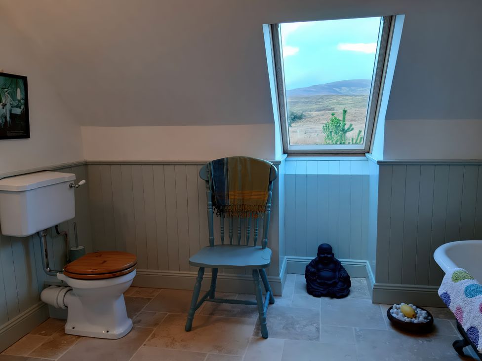 A bathroom with a toilet and bathtub at Moynish Mor Mulranny in MULRANNY
