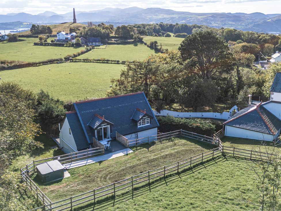 A house with a garden and a monument on a hill at The Gatekeepers Cottage - Skerry Vore Bryn Pydew near Llandudno Junction