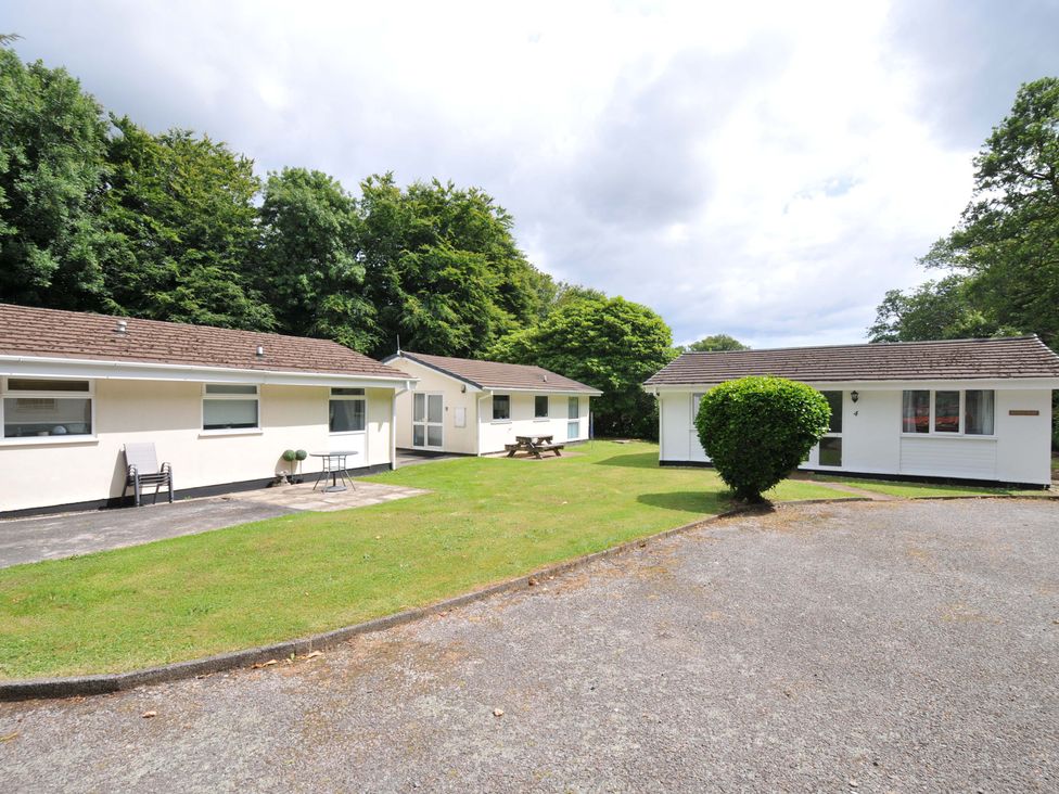 4 Rosecraddoc Lodge Holiday Bungalows - Cornwall - 1177550 - thumbnail photo 3