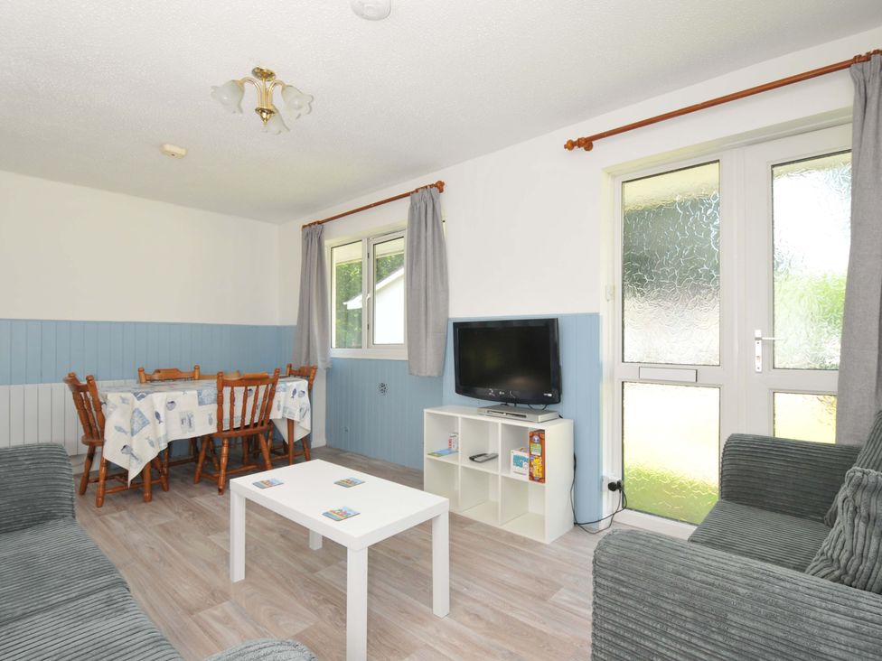 A living room with a table and chairs at 4 Rosecraddoc Lodge Holiday Bungalows Liskeard