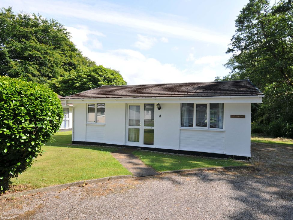 A bungalow with garden and parking area at 4 Rosecraddoc Lodge Holiday Bungalows Liskeard