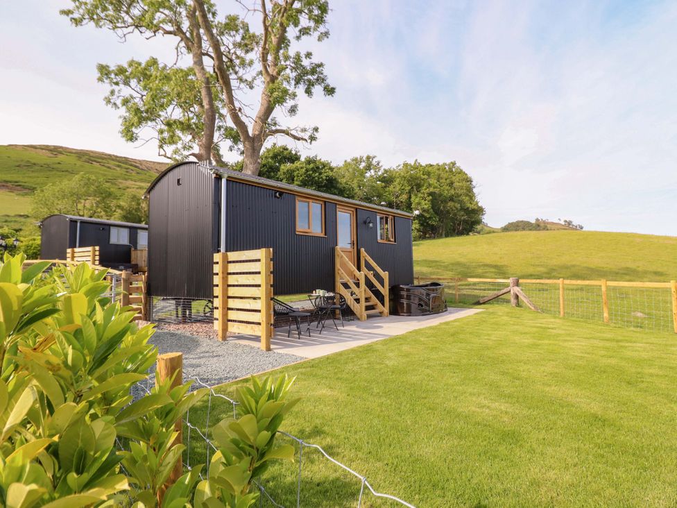 A cabin with stairs and outdoor seating at Defaid Cymreig Oswestry