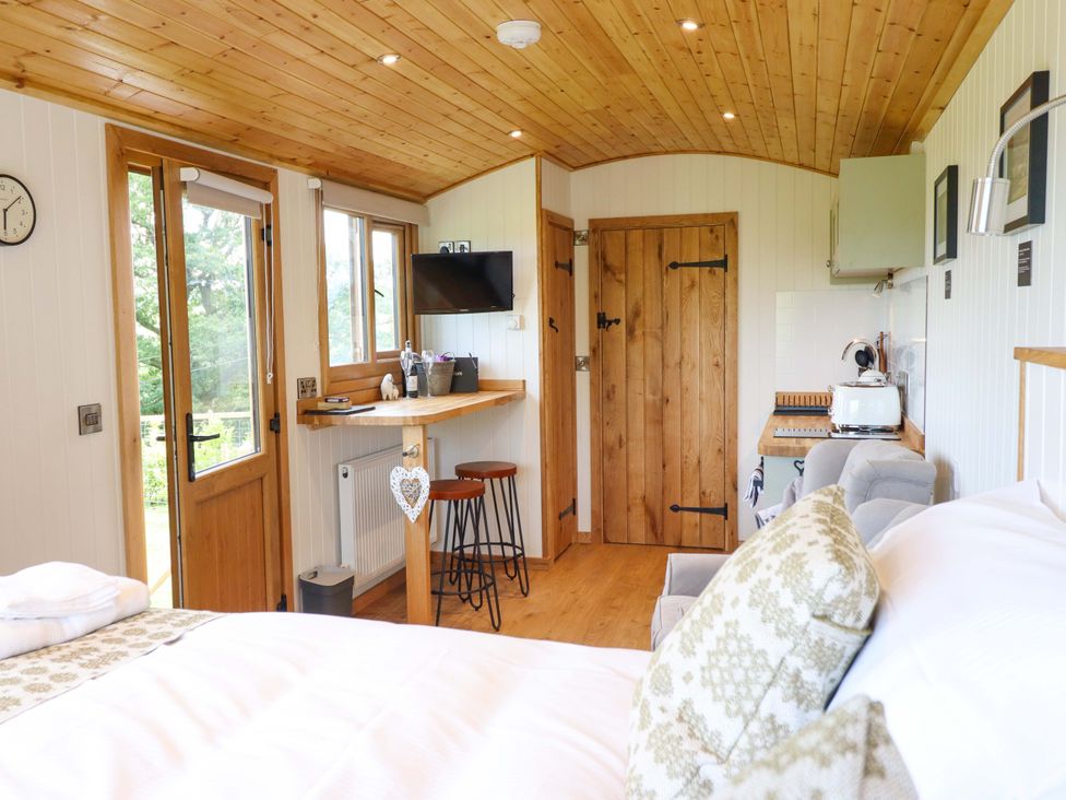 A studio with a bed and kitchenette at Defaid Cymreig Oswestry