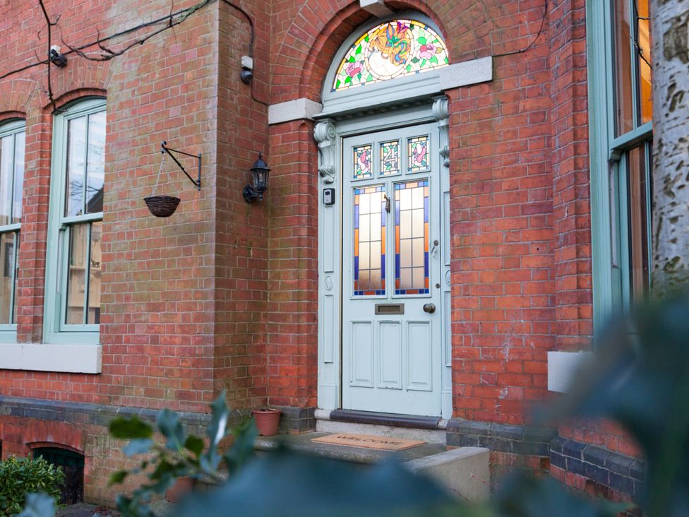 An entrance door with stained glass at 4 Kingscliffe Street, Manchester