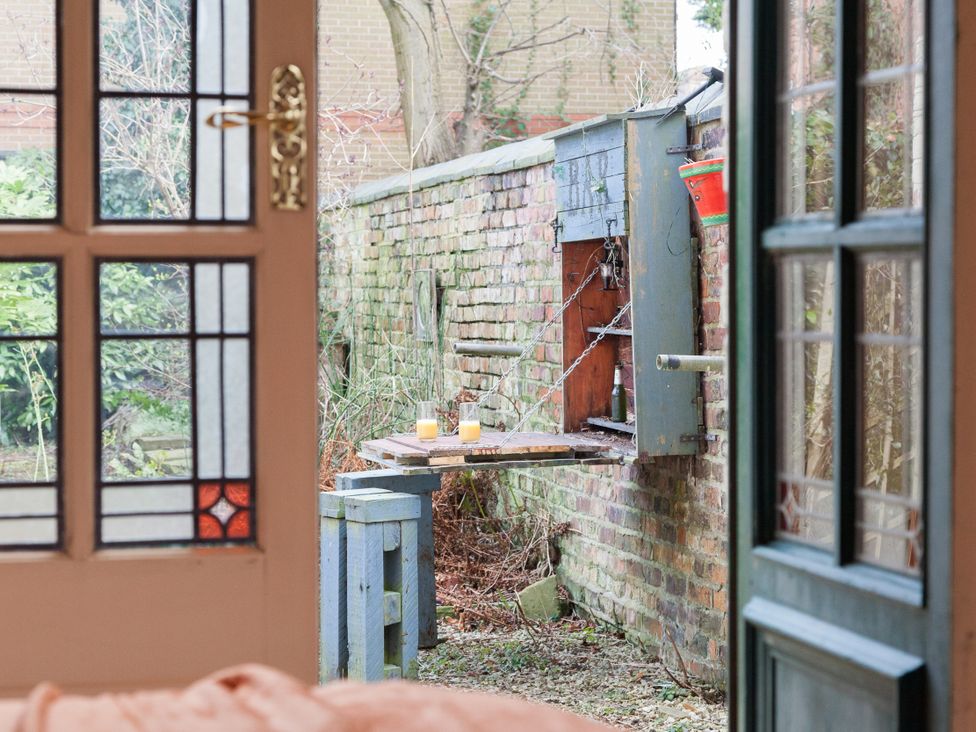 A garden with a table and glasses at 4 Kingscliffe Street in Manchester